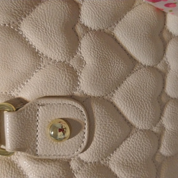 Betsey Johnson Cream Heart Puffed Purse With Pink Bow - Picture 4 of 10
